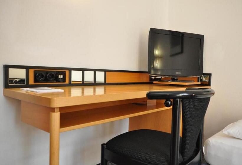 Standard Yhden Hengen Huone, Villa Waldperlach By Blattl