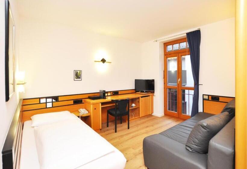 Standard Yhden Hengen Huone, Villa Waldperlach By Blattl