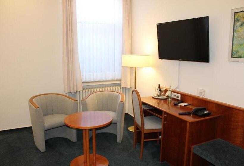 이코노미 룸, Freye