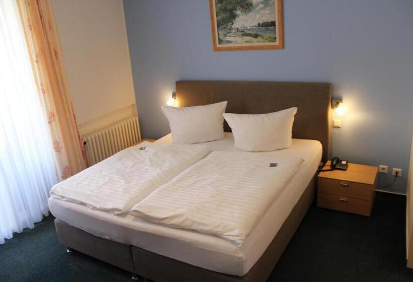 이코노미 룸, Freye