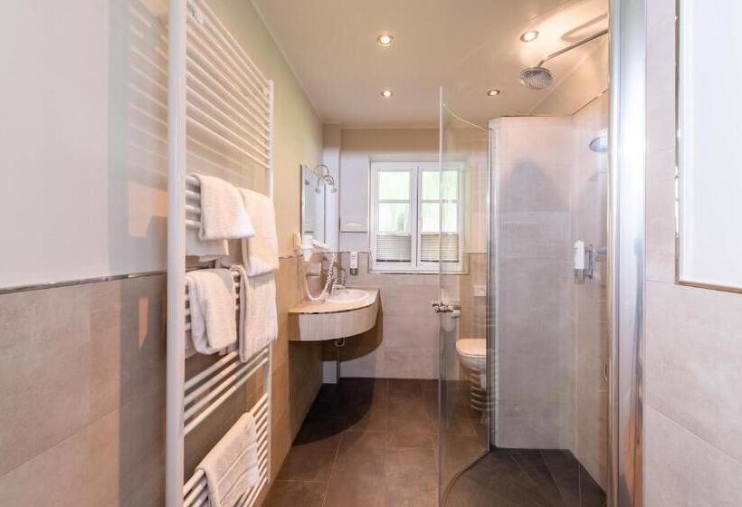 コンフォートルーム, Hof Tutsberg