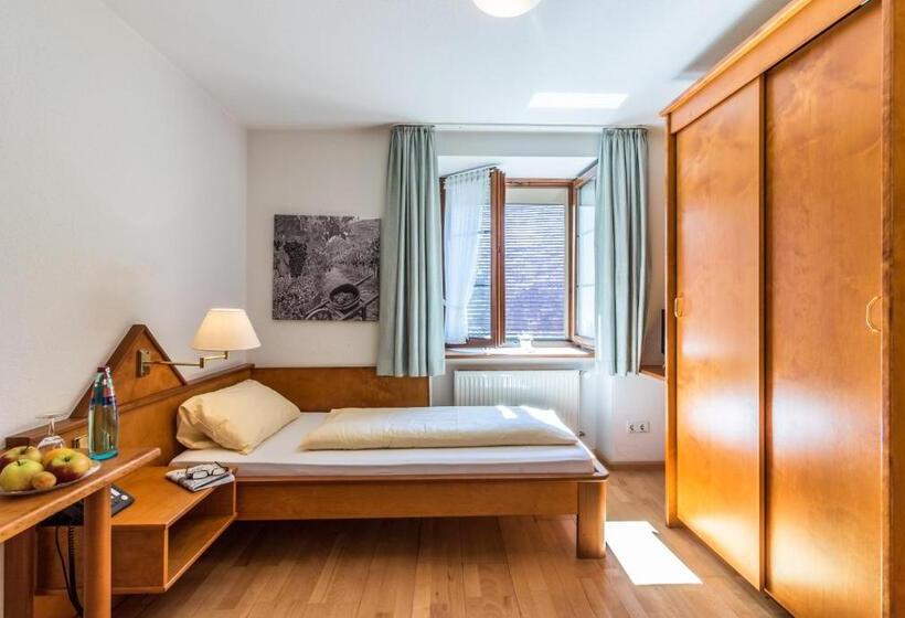 Quarto standart individual, Löwen Garni