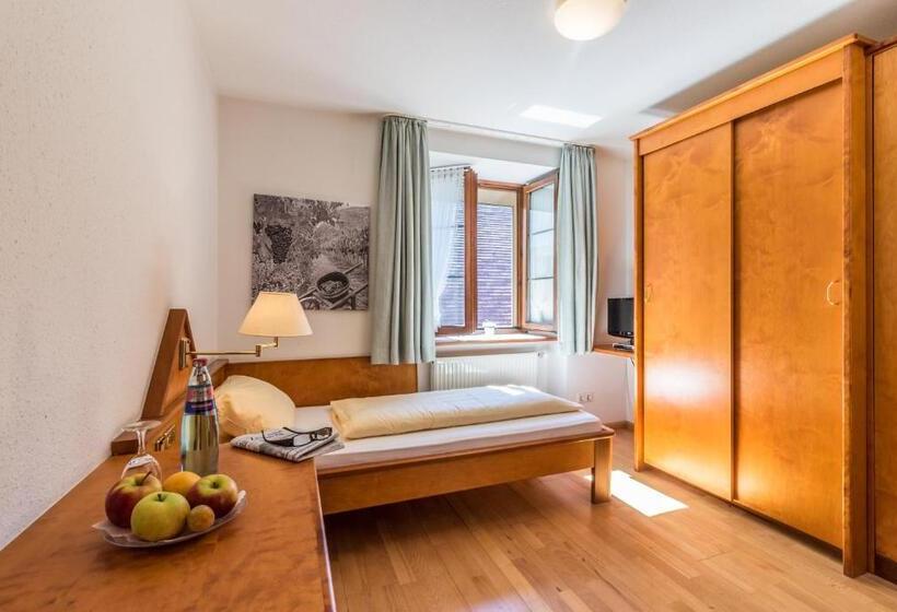 Quarto standart individual, Löwen Garni