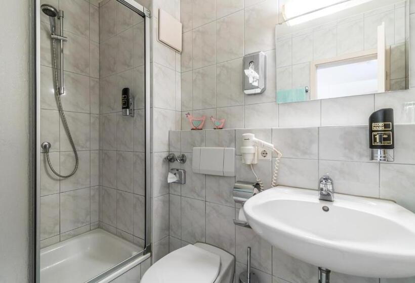 Quarto Triplo Standart, Löwen Garni