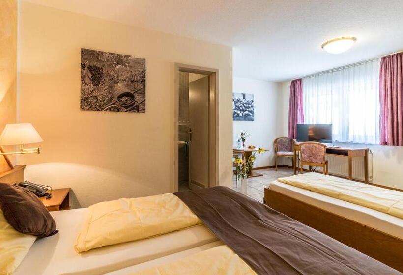 Quarto Triplo Standart, Löwen Garni