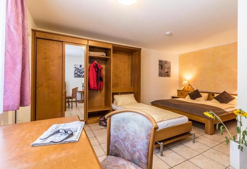 Quarto Triplo Standart, Löwen Garni