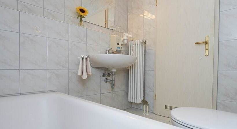 Quarto Triplo Standart, Löwen Garni