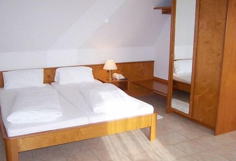 Quarto Triplo Standart, Löwen Garni