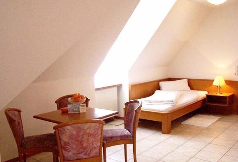 Quarto Triplo Standart, Löwen Garni