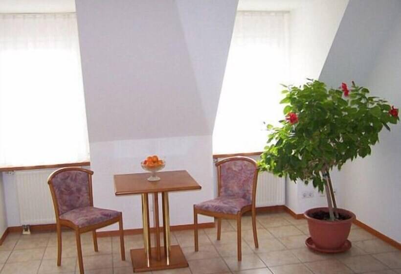 Quarto Triplo Standart, Löwen Garni