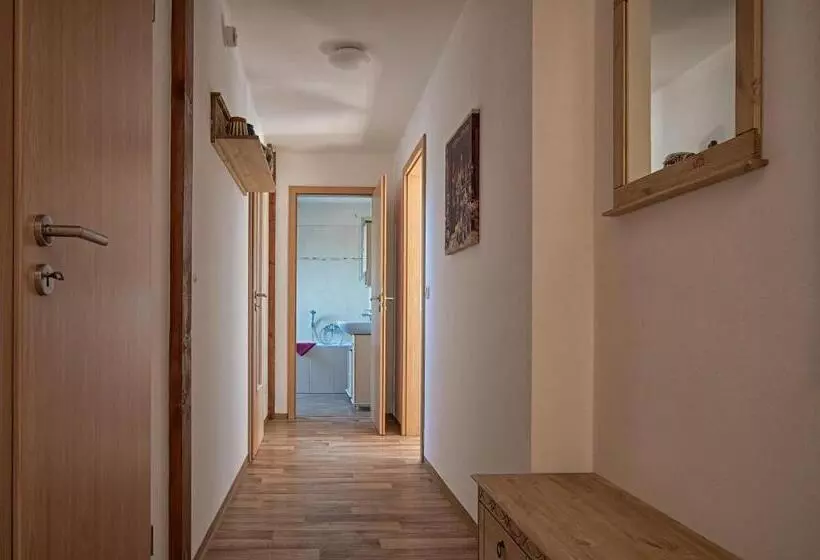Huoneisto 2 Makuuhuonetta, Gastwirtschaft & Hotel Hallescher Anger