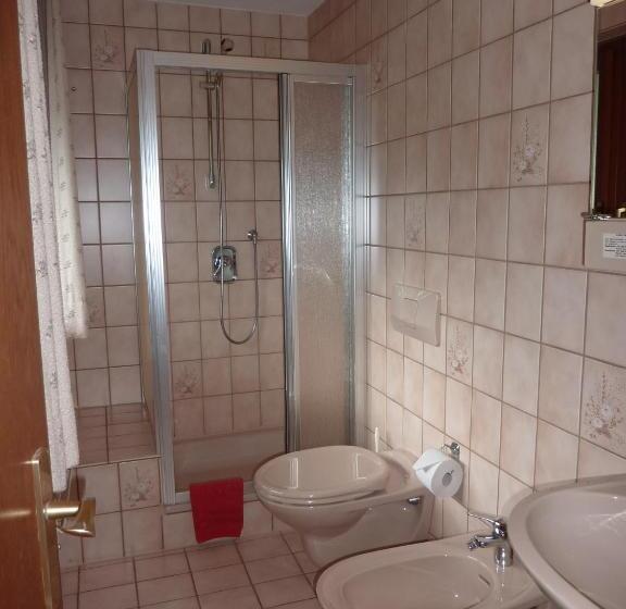 标准单人间, Atina