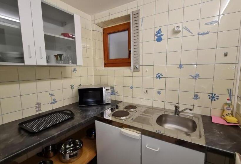 带1个卧室的带阳台的公寓, Atina