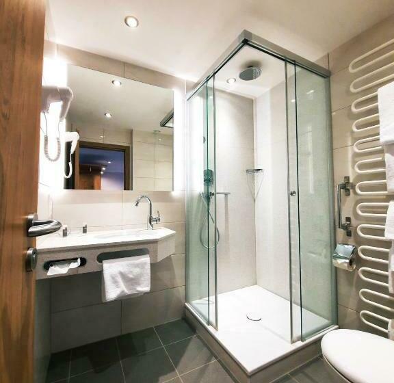 חדר סטנדרט לשלושה, Brunneck