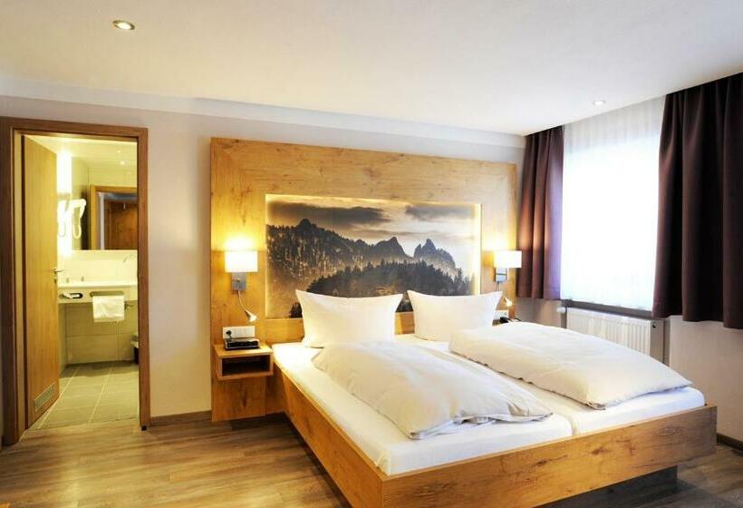 חדר סטנדרט לשלושה, Brunneck