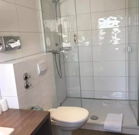 Standard Neljän Hengen Huone, Felsenkeller