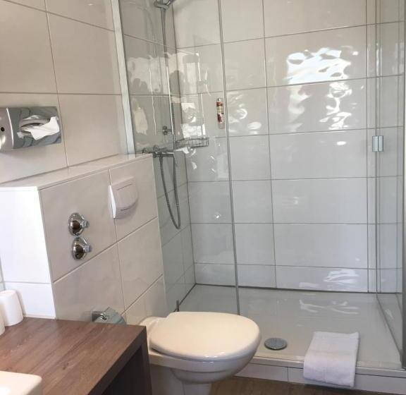 标准三人间, Felsenkeller