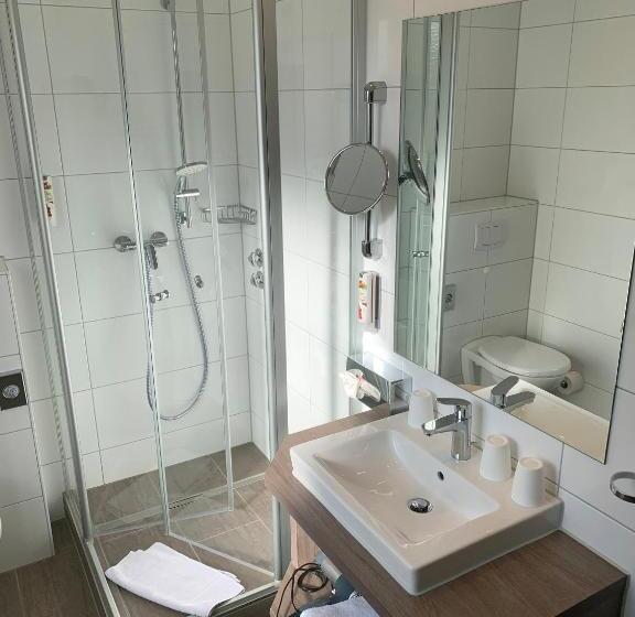 标准三人间, Felsenkeller