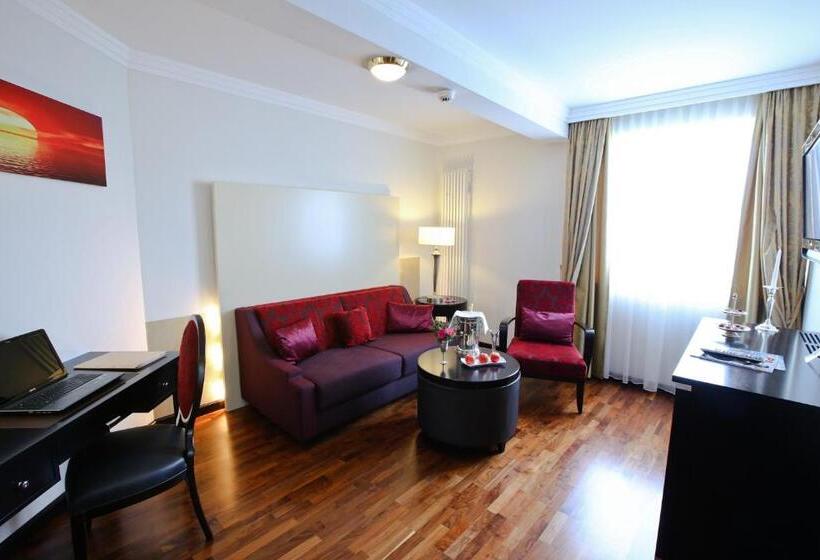 バルコニー付スイート, Holzapfel