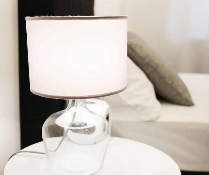 标准单人间, Lux