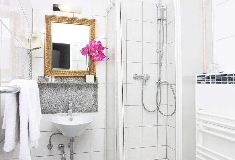 标准三人间, Lux