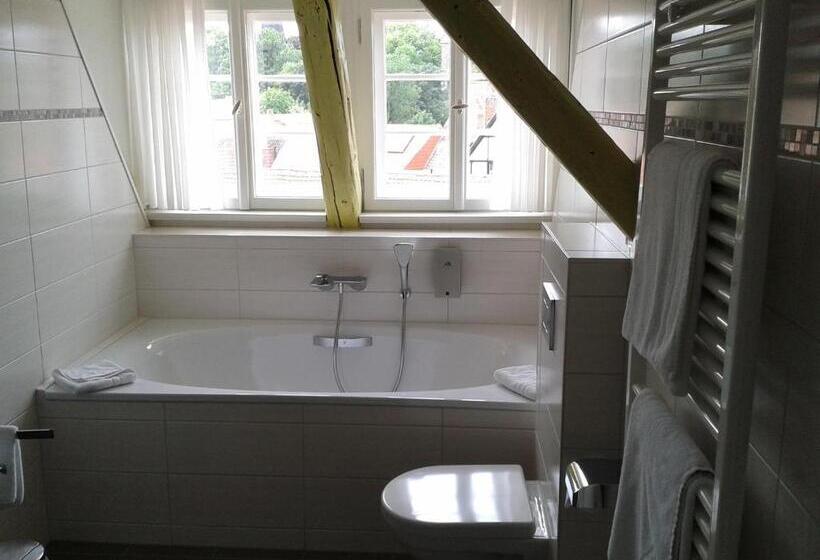 スタンダードトリプルルーム, Theophano