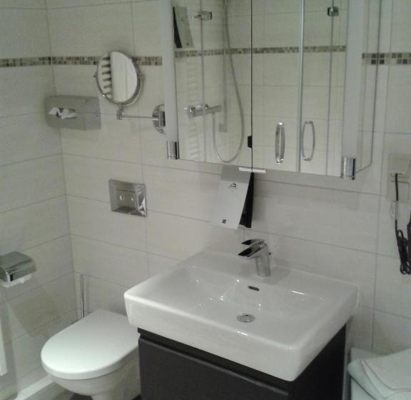 スタンダードトリプルルーム, Theophano