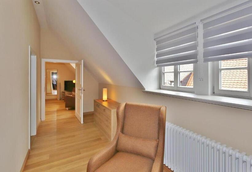 ジュニアスイート, Theophano