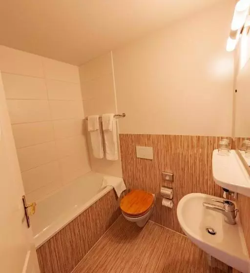 家族用アパートメント, West Hotel An Der Sächsischen Weinstrasse