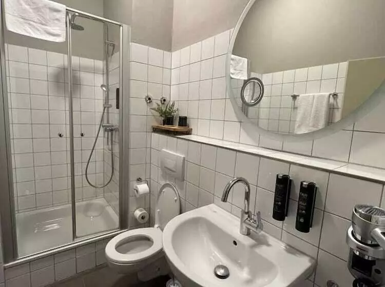 Superior Yhden Hengen Huone, Denner