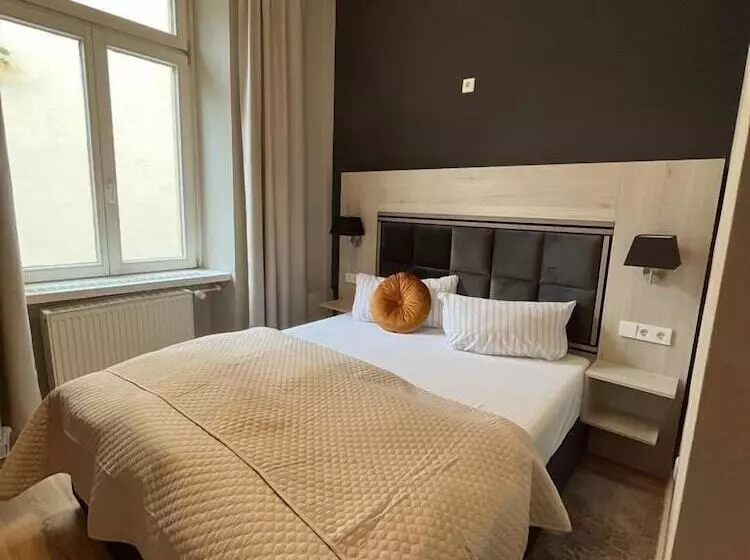 Superior Yhden Hengen Huone, Denner