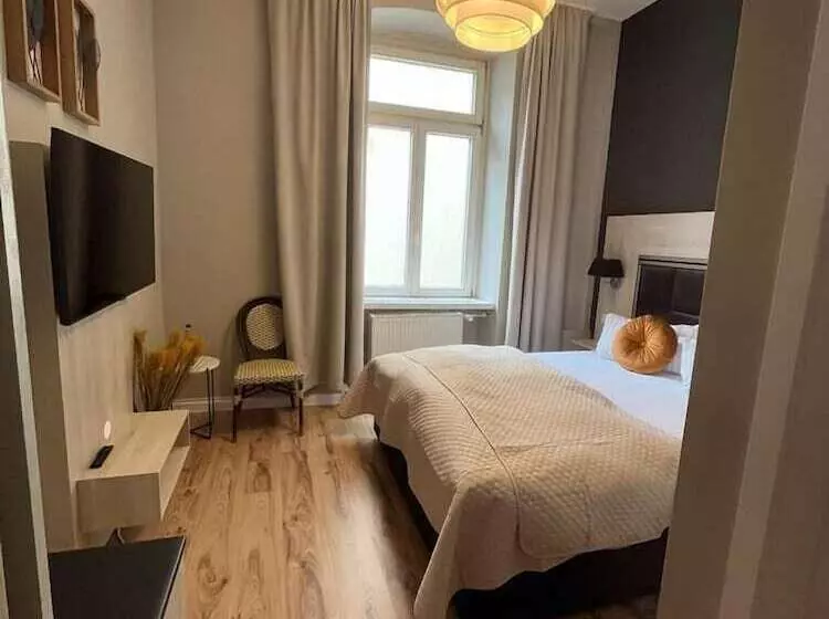 Superior Yhden Hengen Huone, Denner