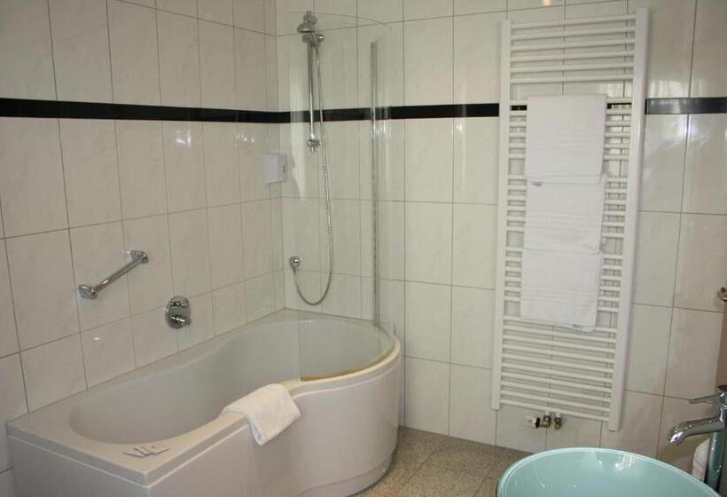 غرفة كومفورت ثلاثية, Retterath Am Nürburgring