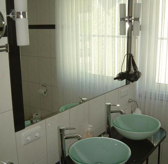 غرفة كومفورت ثلاثية, Retterath Am Nürburgring