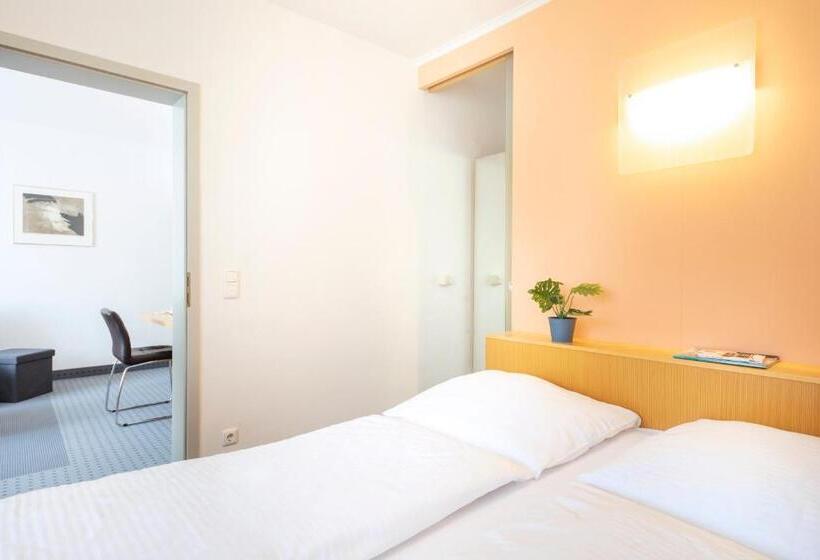 جناح جونيور, Achat Hotel Suhl