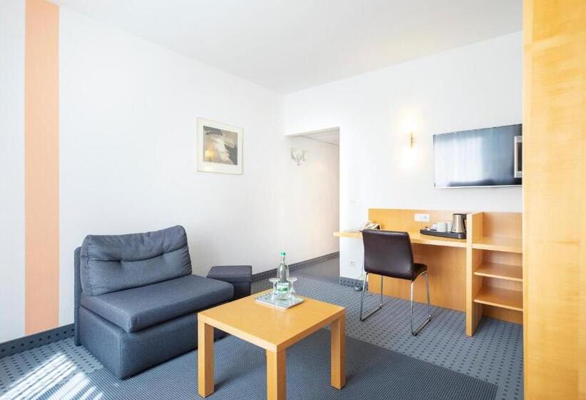 جناح جونيور, Achat Hotel Suhl