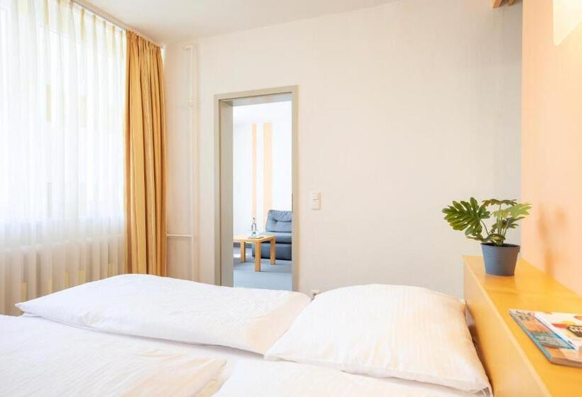 جناح جونيور, Achat Hotel Suhl