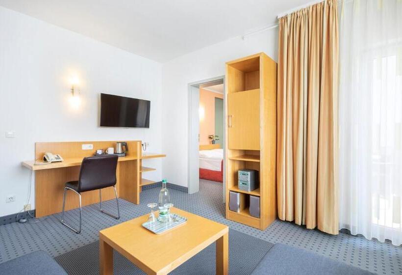 جناح جونيور, Achat Hotel Suhl