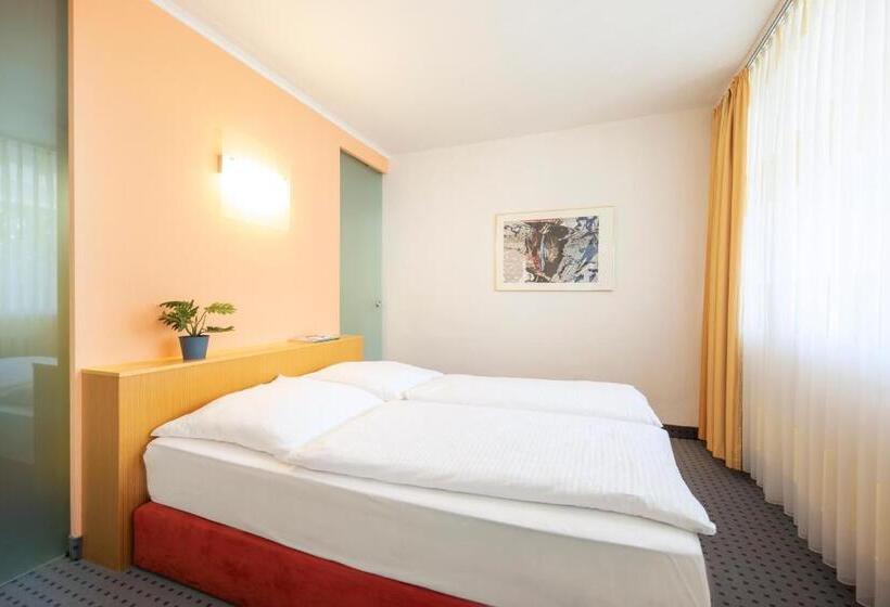 جناح جونيور, Achat Hotel Suhl