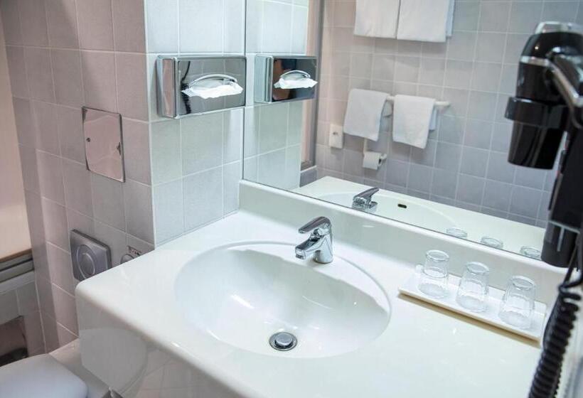 جناح جونيور, Achat Hotel Suhl