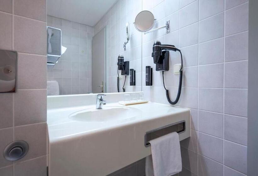 جناح جونيور, Achat Hotel Suhl