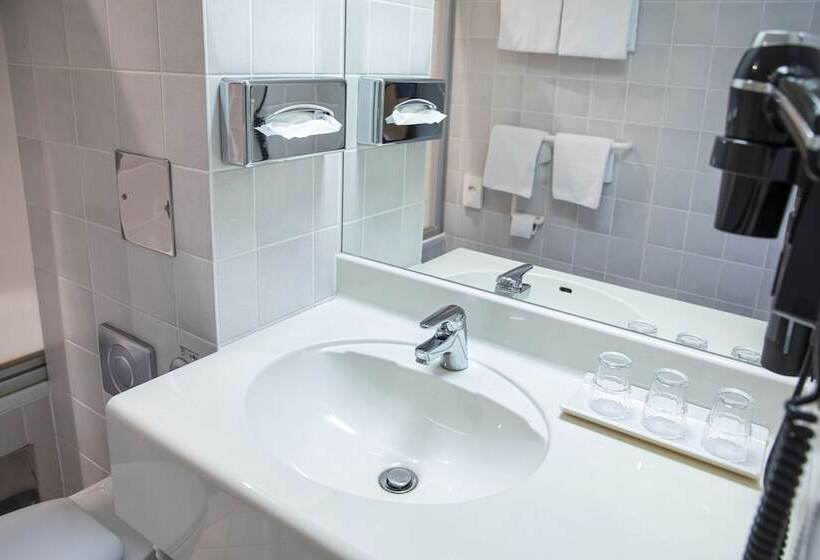 جناح جونيور, Achat Hotel Suhl