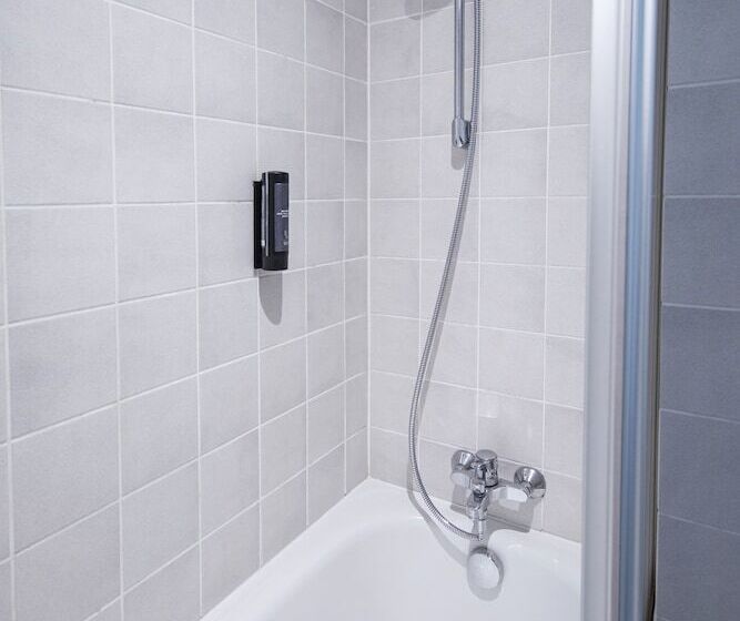 جناح جونيور, Achat Hotel Suhl