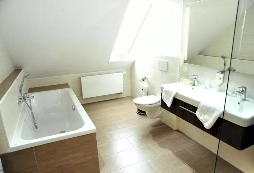 ジュニアスイート, Bernstein Acamed Resort