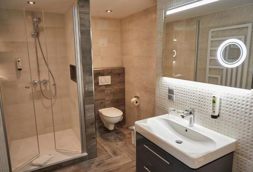 جناح جونيور, Bernstein Acamed Resort