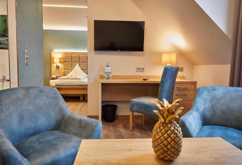 جناح جونيور, Bernstein Acamed Resort