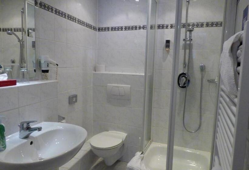 标准三人间, Central