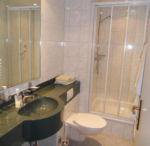 غرفة قياسية ثلاثية, Grüner Baum