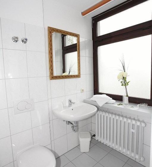 غرفة قياسية فردية, Laacher Lay