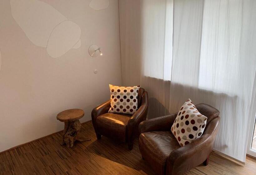 Quarto Estandar, Marchen Garni